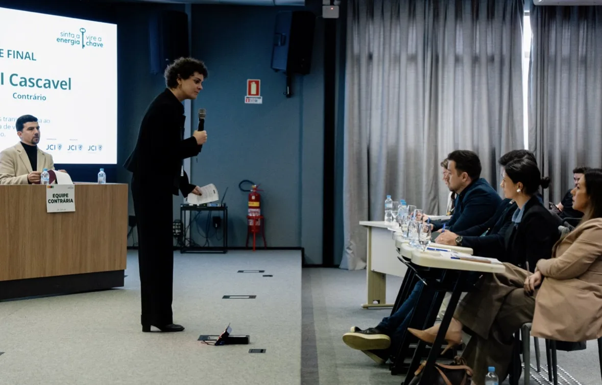 Fernanda Werner argumentando diante da banca de jurados